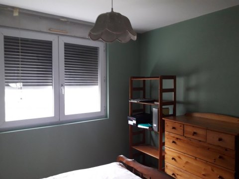 ISOLATION RGE INTERIEURE DANS UNE CHAMBRE SITUEE A VILLEURBANNE Y COMPRIS MISE EN PEINTURE SUR DEUX MURS