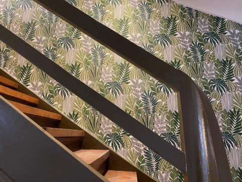 POSE D'UN PAPIER PEINT PANORAMIQUE POUR HABILLER UNE MONTEE D'ESCALIER DANS UNE MAISON SITUEE A ECULLY