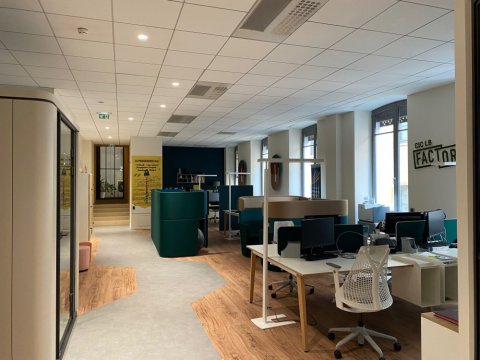 RENOVATION INTERIEURE OPEN SPACE BANQUE A LYON AVEC PLAFOND ACOUSTIQUE ET SOL PVC