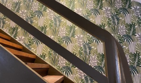 POSE D'UN PAPIER PEINT PANORAMIQUE POUR HABILLER UNE MONTEE D'ESCALIER SUITE A UNE RENOVATION INTERIEURE DANS UNE MAISON SITUEE A ECULLY