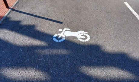 PICTOGRAMME MOTO ELECTRIQUE POUR UNE ENTREPRISE SITUEE A VILLEURBANNE