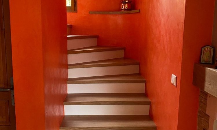 RENOVATION INTERIEURE PAR LA MISE EN PEINTURE A LA CHAUX D'UNE CAGE D'ESCALIER DANS UNE MAISON SITUEE A CHAZEY SUR AIN PAR NOTRE ENTREPRISE DE RENOVATION SITUEE A VENISSIEUX