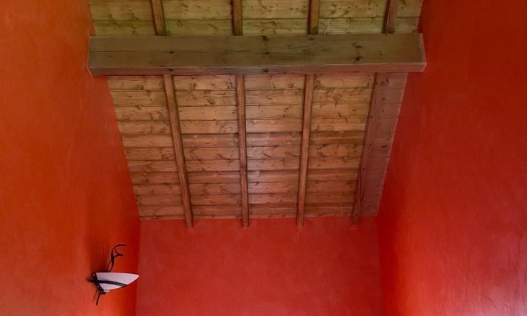 RENOVATION INTERIEURE PAR LA MISE EN LASURE INCOLORE PLAFOND FRISETTE, POUTRES ET FENÊTRE PAR NOTRE ENTREPRISE DE RENOVATION DE VENISSIEUX