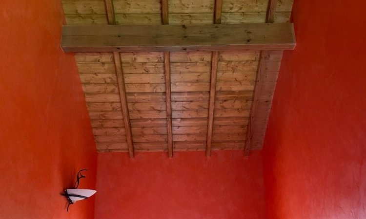 MISE EN LASURE INCOLORE PLAFOND FRISETTE, POUTRES ET FENÊTRE PAR NOTRE ENTREPRISE DE RENOVATION DE VENISSIEUX