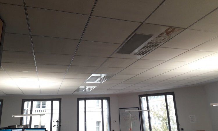 PLAFOND AVANT LES TRAVAUX DANS UNE AGENCE BANCAIRE LYONNAISE