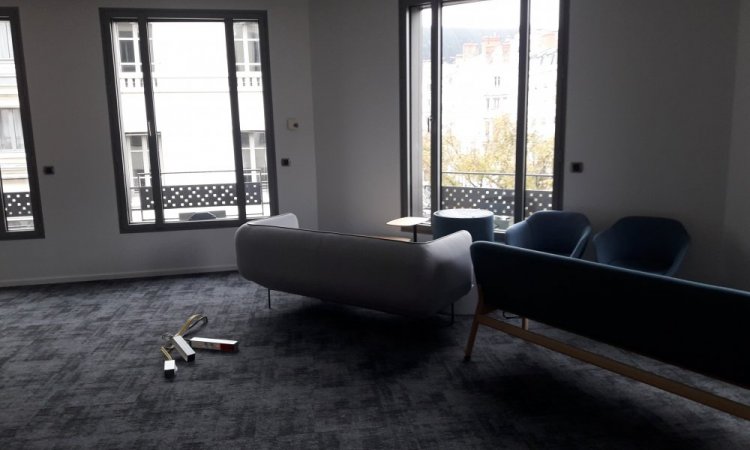 SALLE APRES LES TRAVAUX DANS UNE AGENCE BANCAIRE LYONNAISE