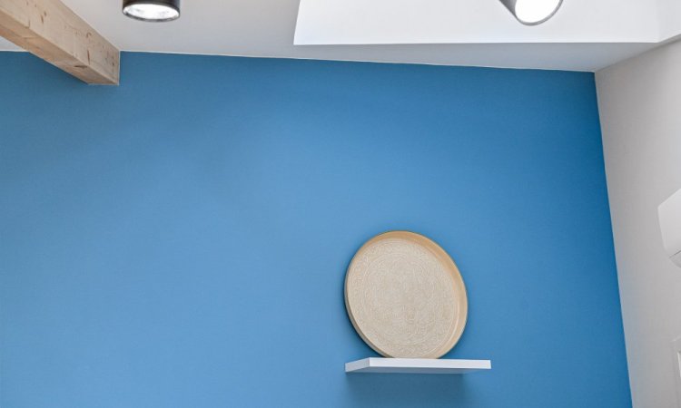 UN MUR DE COULEUR POUR EGAYER UN FOND DE BUREAU